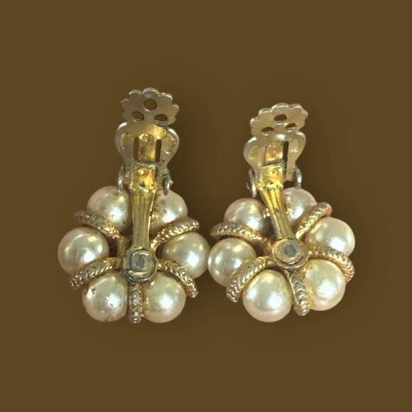 Vintage 1960s Faux Pearl Cluster Clip-On Earrings - Elegant Statement Jewelry - Picture 4 of 7